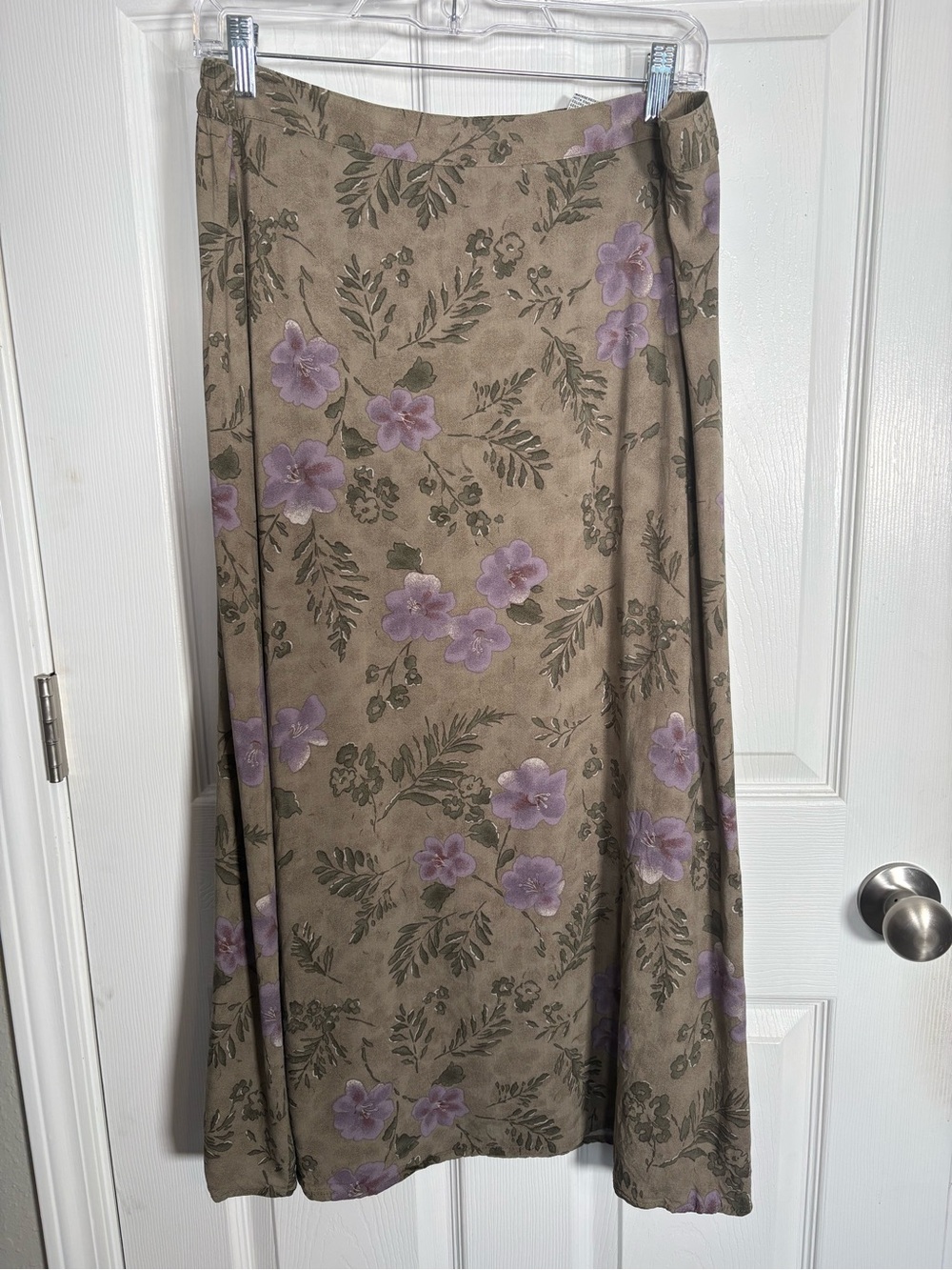 Sag Harbor Floral Midi Skirt in Taupe with Purple Blossoms Size Extra Large